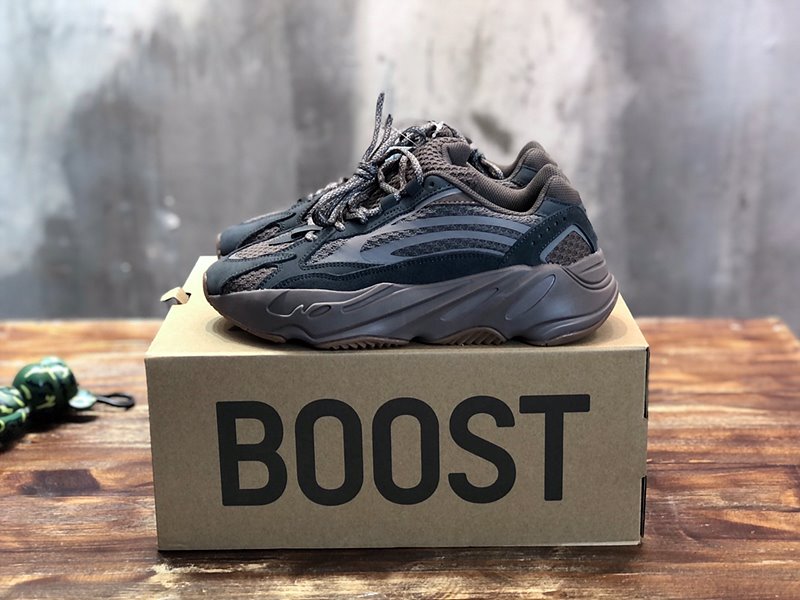 아디다스 이지부스터 Adidas Yeezy 700