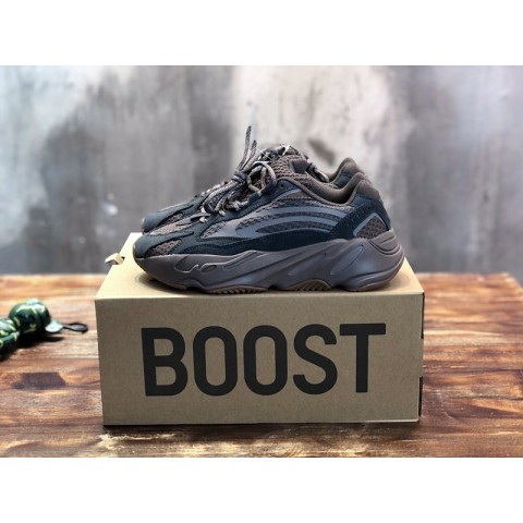 아디다스 이지부스터 Adidas Yeezy 700