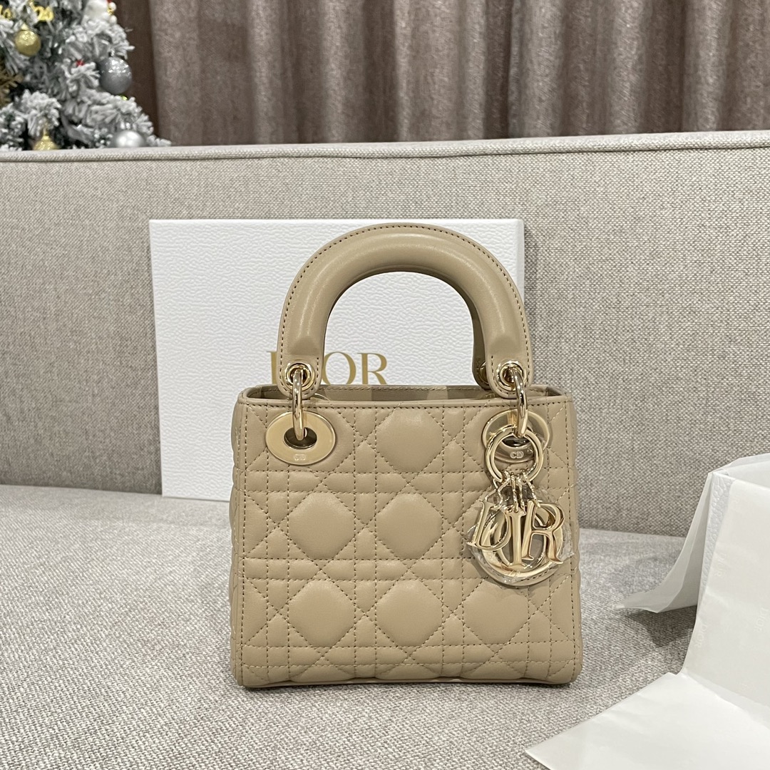 [하이엔드급] 디올 Lady Dior 미니 백 / 비스킷 [매장가750만원대]